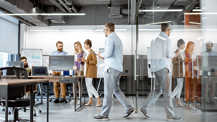 Ein Startup-Team in einem modernen Büro