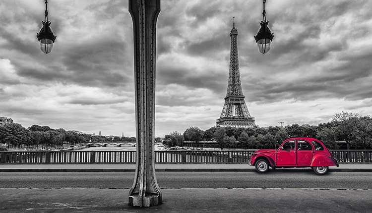 Oldtimer-Auto auf Brücke vor dem Eiffelturm in Paris