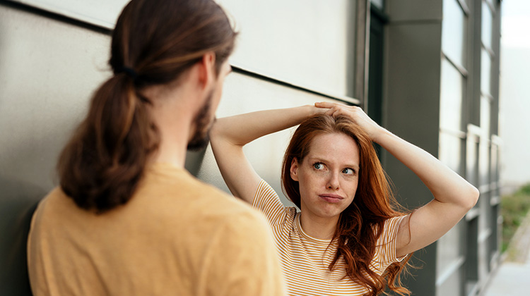 Junge Menschen, junge Frau mit zweifelndem Gesicht