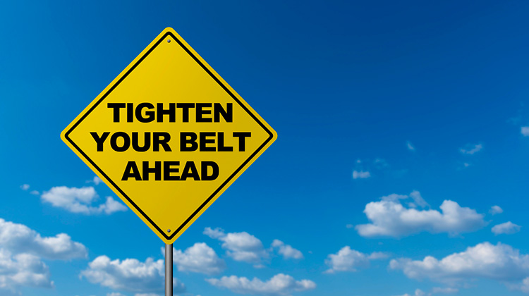 Verkehrsschild mit der Aufschrift: Tighten your Belt ahead