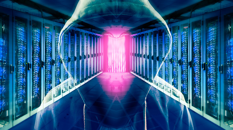 Bild eines Serverraums mit der Silhouette eines Hackers