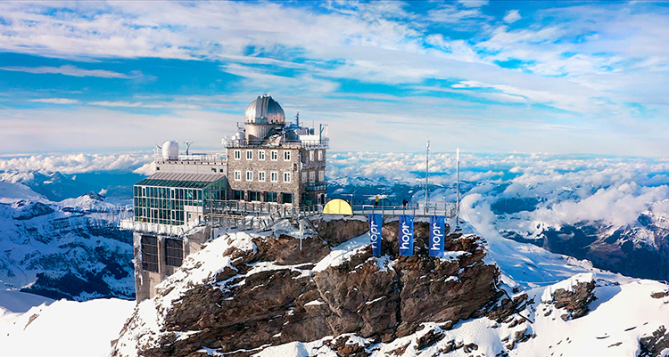 Jungfraujoch mit Flaggen von Hopr