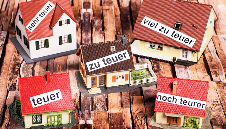 Modelle von Häusern mit dem Etikett "zu teuer"