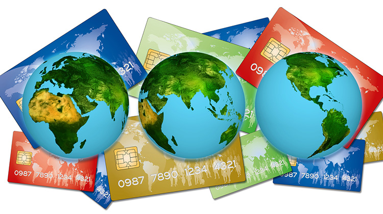 Kreditkarten mt Weltkugel, als Symbol für Ferien und Geld