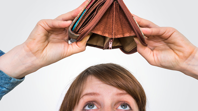 Junge Frau dreht ihre Brieftasche um, sie ist leer