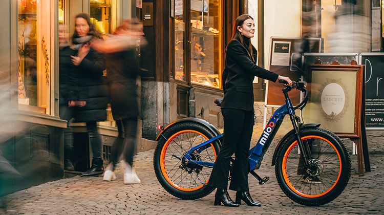 Junge Frau in der Stadt mit einem Citybike