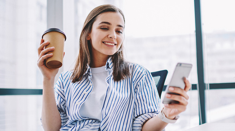 Junge Frau beim Banking mit dem Smartphone