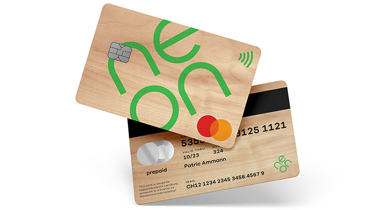 Die Kreditkarte des FinTechs Neon aus Holz