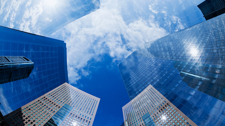 Wolkenkratzer von unten gegen blauen Himmel fotografiert