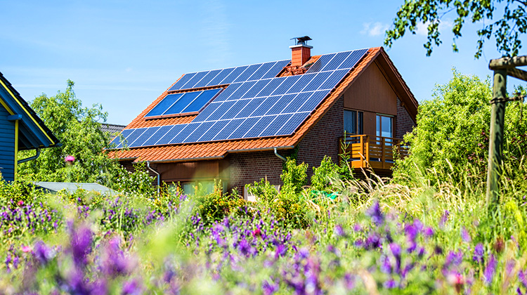 Wohnhaus mit Photovoltaik-Panels auf dem Dach