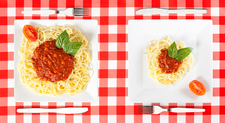 Zwei Teller Spaghetti, einmal eine grosse Portion und einmal eine kleine Portion