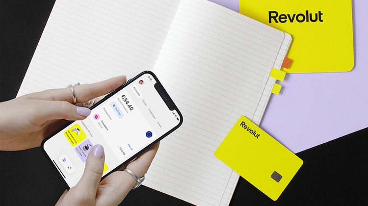 Smartphone mit der Ansicht der App Revolut <18