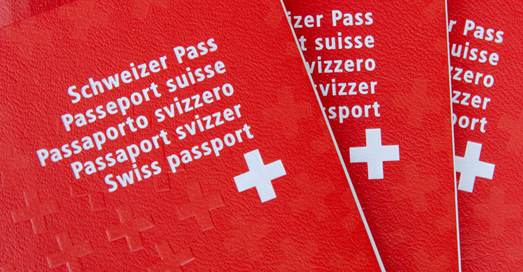 Schweizer Pass in Fächerform