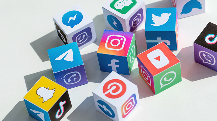 Würfel mit dem Logo von Social Media-Plattformen