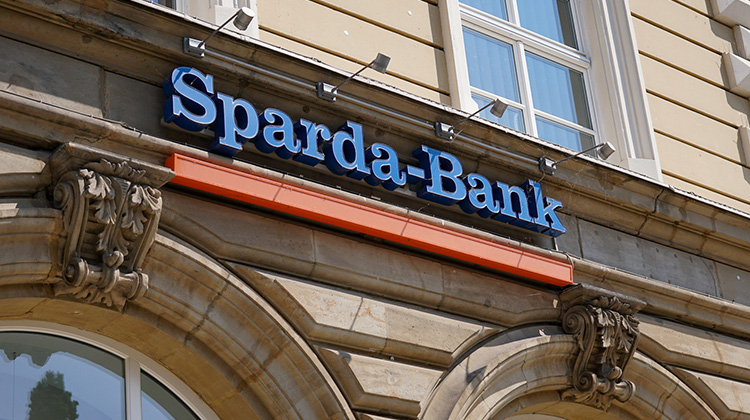 Das Logo der Sparda-Bank an einem Bankhaus