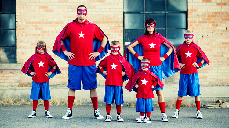 Eine Familie, Eltern und Kinder verkleidet als Super Man