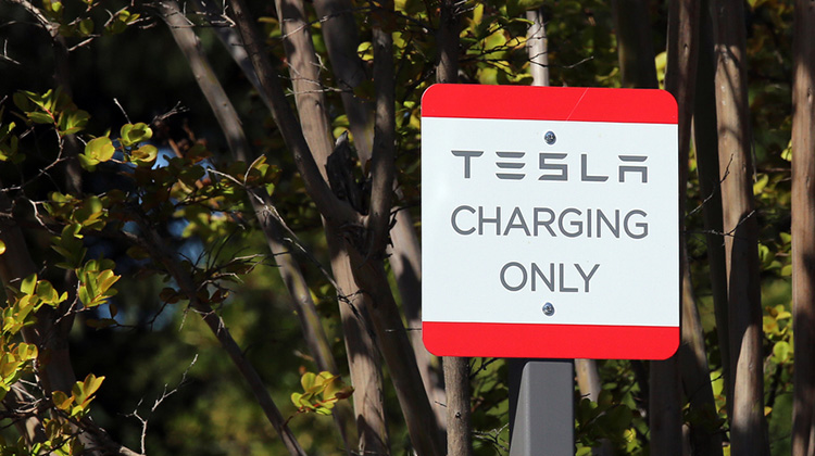 Schild mit Aufschrift: Tesla – Charging Only