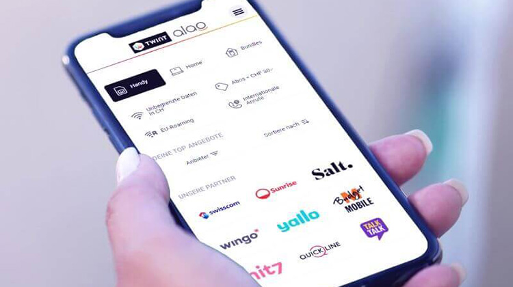 Smartphone in einer Hand mit der neuen Twint-Funktion für Handy-Abos