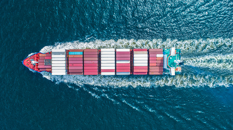 Containerschiff auf dem Meer in Ansicht von oben