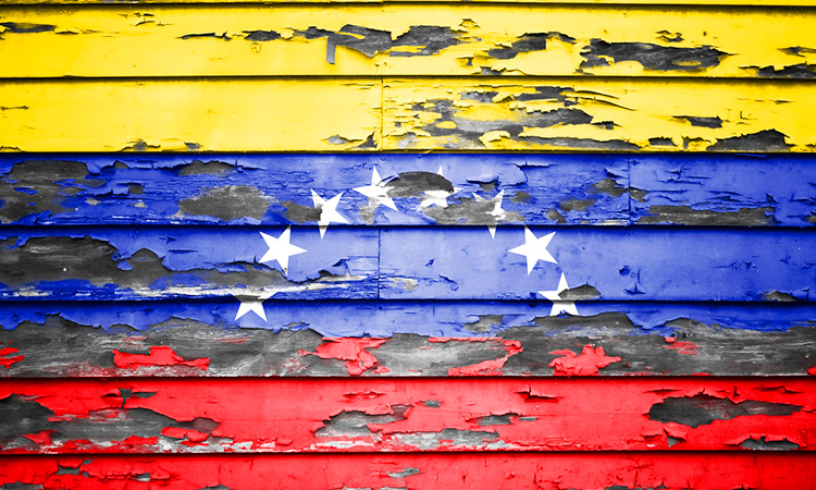 Venezuelas Flagge verwittert an einer Holzwand