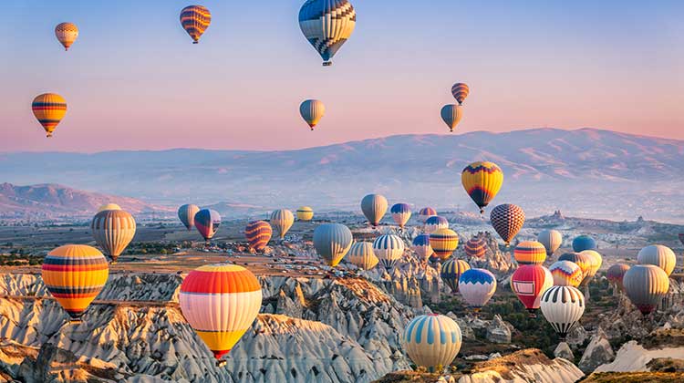 Luftaufnahme einer Flotte von Heissluftballons in der Türkey