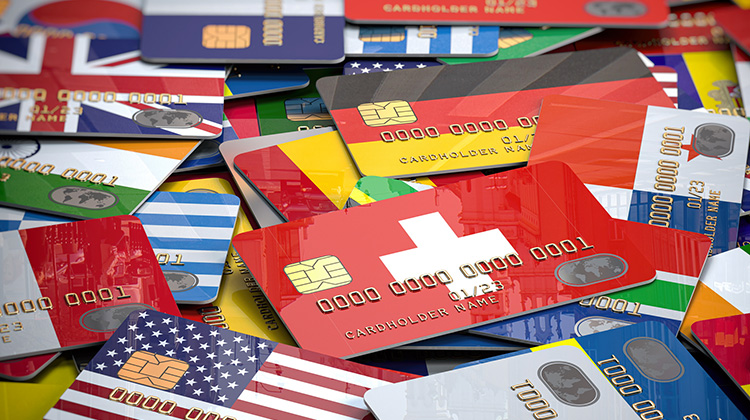 Viele Kreditkarten mit Länderflagge als Symbol für Banken in vielen Ländern