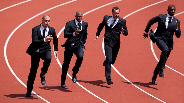 Vier Banker in schwarzen Anzügen rennen um die Wette