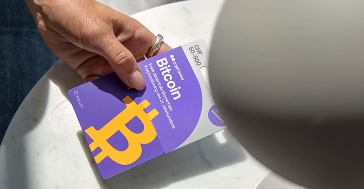 Eine Hand hält eine Bitcoin-Karte 