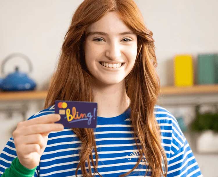 Junges Mädchen mit der Taschengeld-Karte von Bling