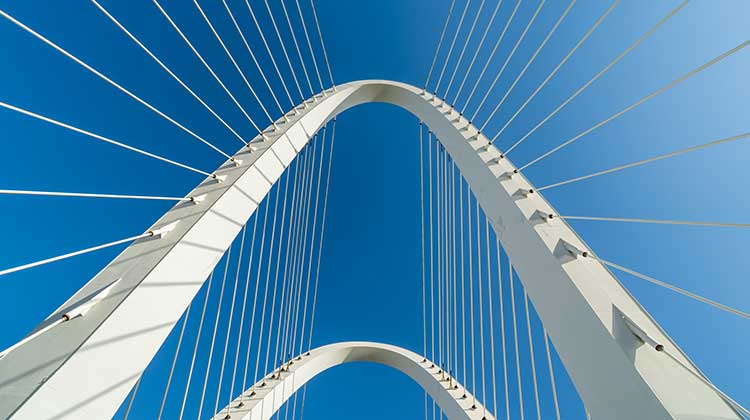 Die Hängekonstruktion einer Brücke gegen blauen Himmel