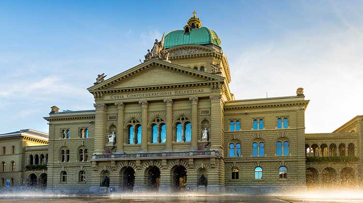 Frontansicht des Bundeshauses in Bern