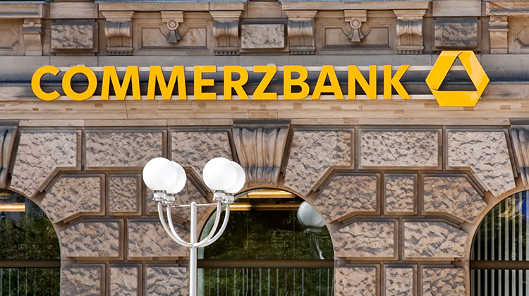 Die Frontansicht eines Gebäudes der Commerbank