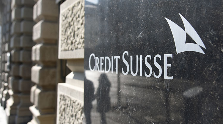 Fassade der Credit Suisse mit Logo auf Marmor