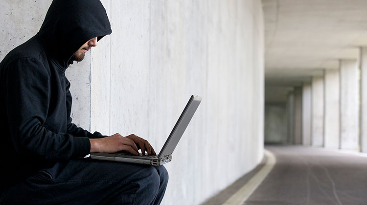 Ein Hacker am Laptop