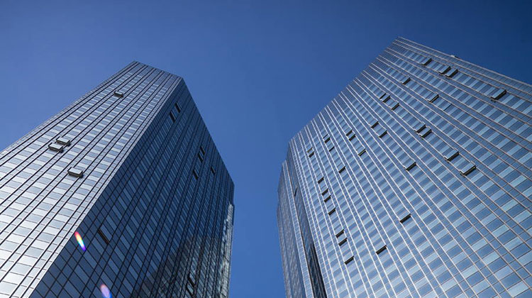 Gebäude mit zwei Wolkenkratzern der Deutschen Bank in Frankfurt