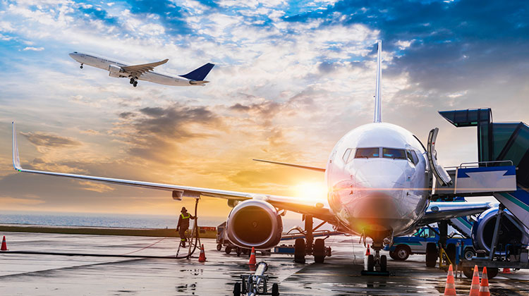 Flughafen bei Sonnenuntergang, ein Flugzeug wird betankt