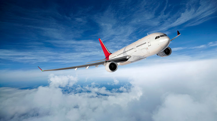 Flugzeug von vorne in der Luft vor blauem Himmel