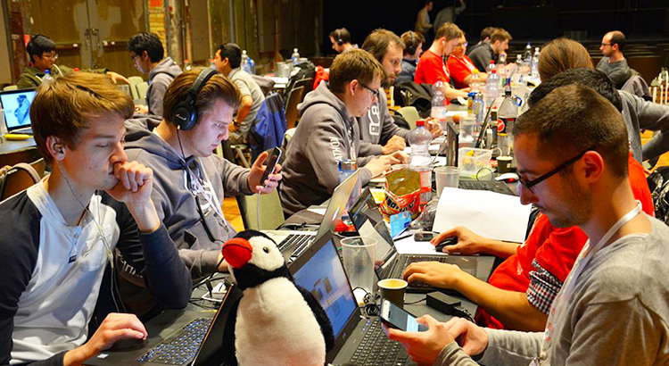 Entwicklerinnen und Entwickler an einem Hackathon