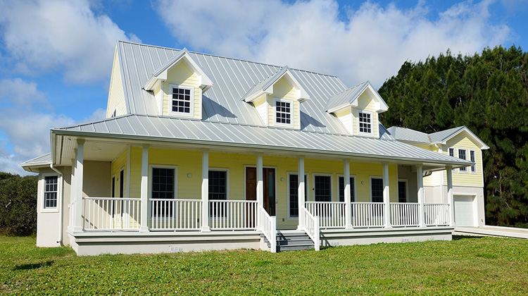 Ein schmuckes weisses Haus im Grünen