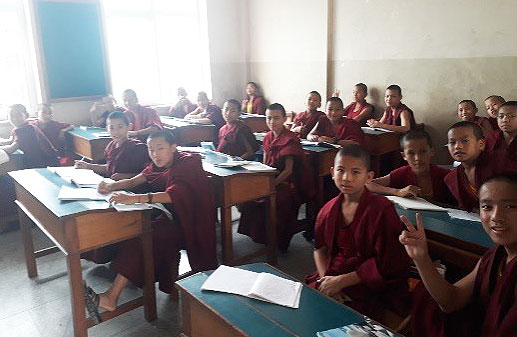 Buddhistische Mönche in einem Kloster in Nepal bei einem Workshop zu Finanzthemen