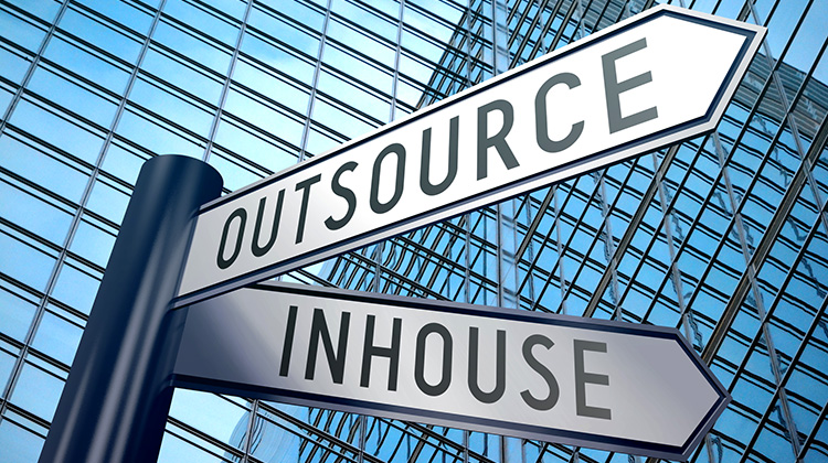 Wegweise mit zwei Richtungen: Outsource und Inhouse