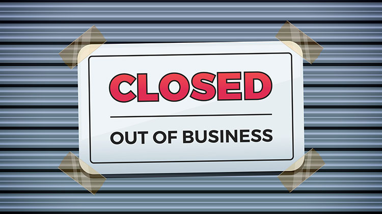 Geschlossener Rollladen mit Schild: Out of Business