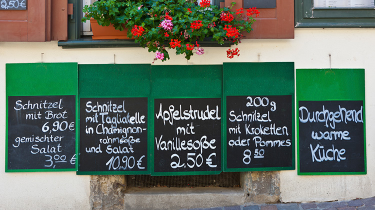 Menüvorschläge und Preisschilder an einem Wirtshaus