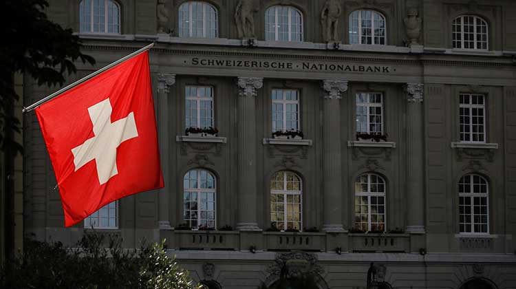 Schweizer Flagge weht vor dem Gebäude der Schweizerischen Nationalbank