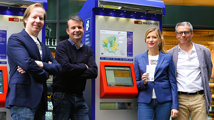 Exponenten von Smart Valor und Sweepay vor einem Ticket-Automaten der SBB