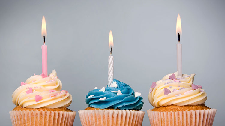 Drei kleine Kuchen mit Geburtstagskerzen