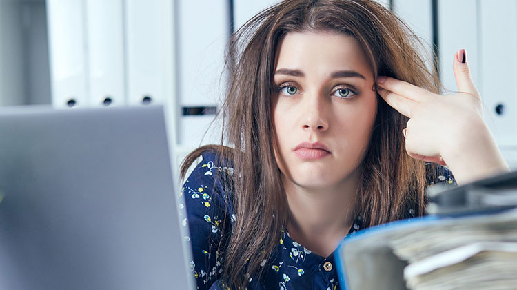 Junge Frau am Laptop, welche die AGBs nicht versteht