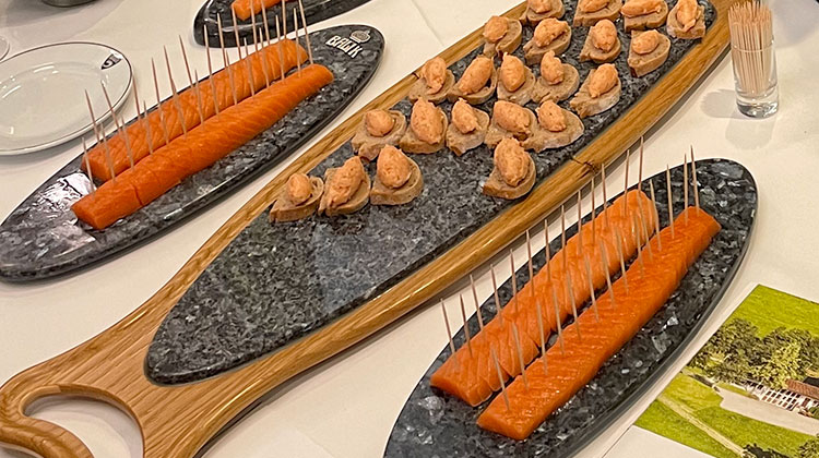 Buffet mit Lachs-Spezialitäten