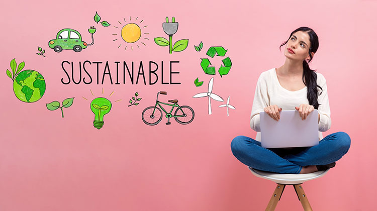 Eine junge Frau mit Laptop denkt über Nachhaltigkeit nach