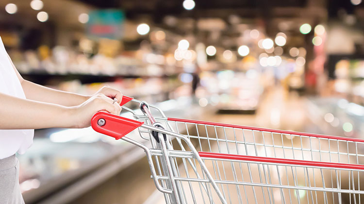 Einkaufswagen im Supermarkt